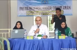 Kepala BNNK Pasbar, Rangga Noverio, SH bersama anggotanya saat menyampaikan press release akhir tahun di hadapan awak media, Selasa (24/12).(arafat)