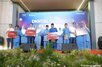 Program CSR Telkomsel Digital Empowering for Community diserahkan secara simbolis yang meliputi bantuan konektivas siswa dan sekolah, bantuan untuk siswa berprestasi, hingga penandatangan MoU antara Telkomsel dan SMAN 1 Tanjungpinang untuk mendukung trans