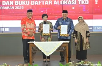 Gubernur Mahyeldi bersama Kepala Kanwil DJPb Sumbar, Syukriah HG menyerahkan DIPA dan TKD pada kabupaten se-Sumbar, Jumat (13/12) di Auditorium Gubernuran Sumbar,Ist