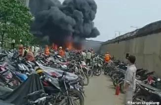 Ratusan sepeda motor di perusahaan tambang Kabupaten Halmahera Tengah Maluku Utara ludes terbakar. (Foto: Klik Halmahera)