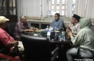 Walikota dan Wakil Walikota Padang terpilih Fadly Amran dan Maigus Nasir saat bersilaturahmi dengan Pemimpin Umum Harian Singgalang H Basril Djabar didampingi Wapemred Sawir Pribadi. (Bambang)