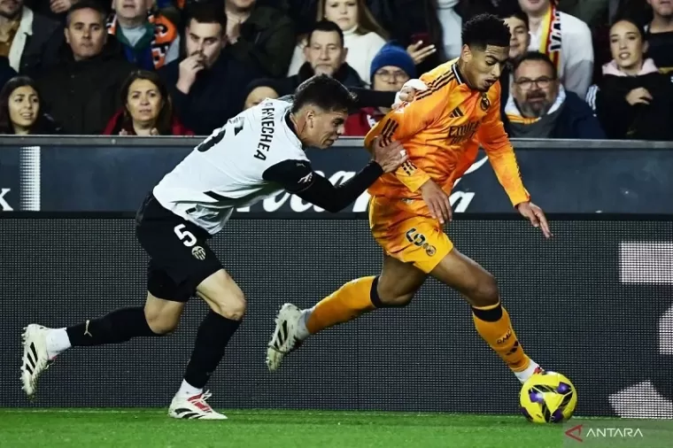 10 Pemain, Real Madrid Tundukkan Valencia 2-1