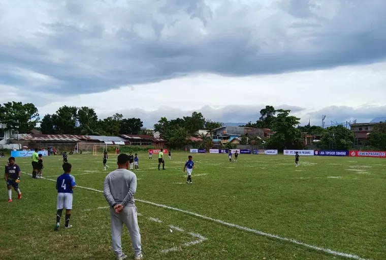 Salah satu pertandingan Pekan I LTS Sumbar 2025 U-12 antara Rifan's Soccer School vs Padang Peduli di Lapangan Sepakbola SMA N 2 Padang, Minggu (12/1) siang. (dede amri)