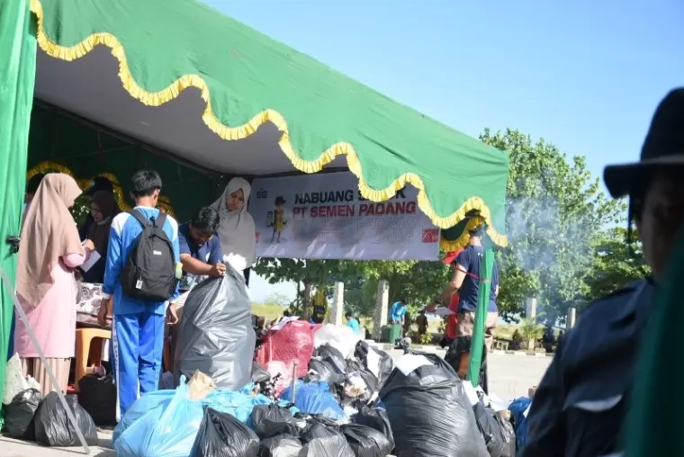 PT Semen Padang membuka stand penampungan sampah melalui aplikasi Nabuang Sarok disebuah acara di Pantai Padang beberapa waktu lalu. Sampah yang disetor masyarakat dijadikan sebagai energi pengganti batubara dalam produksi semen. Ist