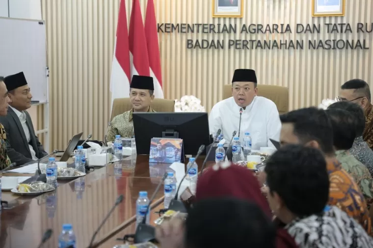 Menteri Nusron mengajak Menteri Transmigrasi menyukseskan Kebijakan Satu Peta demi menuntaskan masalah batas tanah.