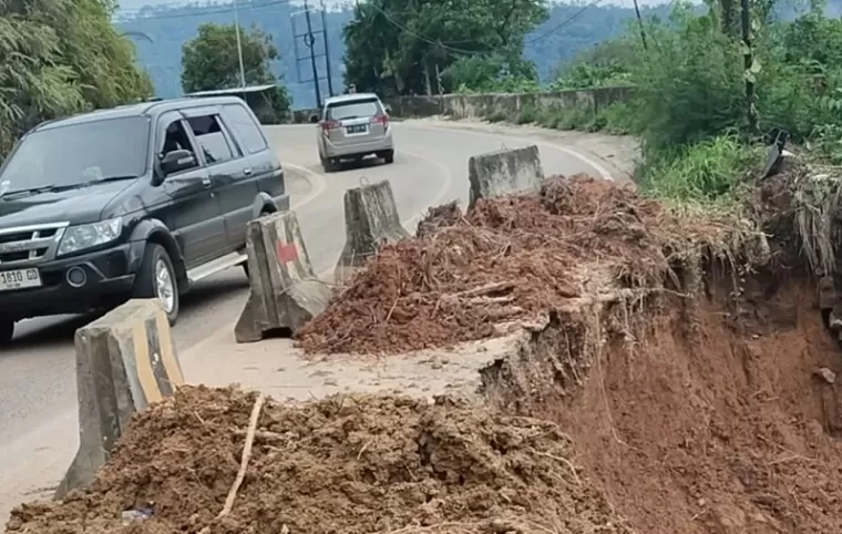 Awas! Jalan Nasional Padang - Bengkulu Terban