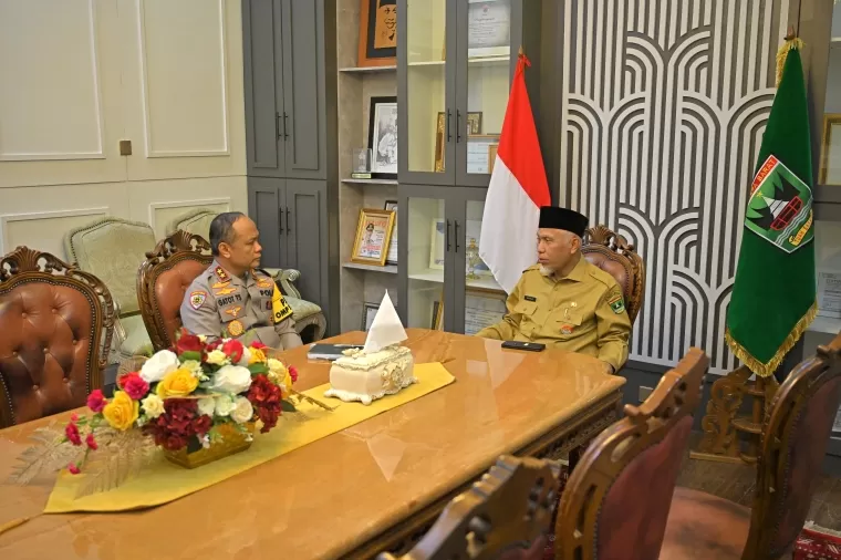 Kapolda Sumbar, Irjen Pol Gatot Tri Suryanta bertemu dengan Gubernur Sumbar, Mahyeldi di Istana Gubernuran beserta jajaran, Senin (13/1).Ist