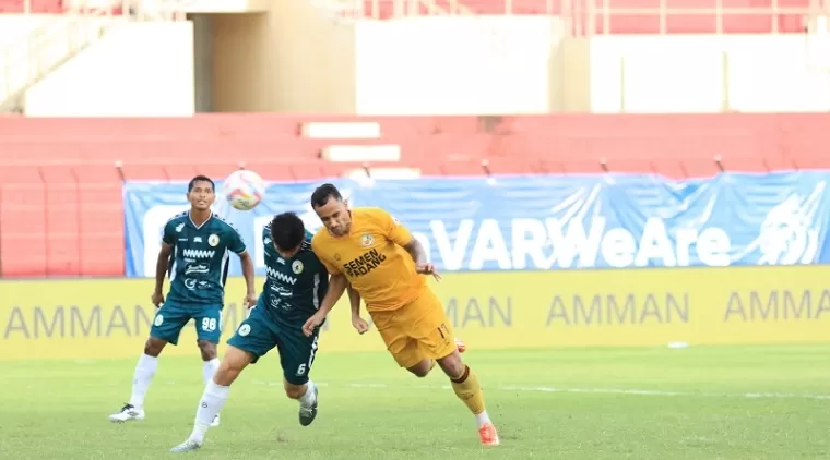 Sundulan Bruno Gomes menjadi gol ketiga Semen Padang FC pada menit 68. Kabai Sirah bungkam Super Elja di Stadion Sultan Agung, Bantul, Minggu (26/1). (mo spfc)