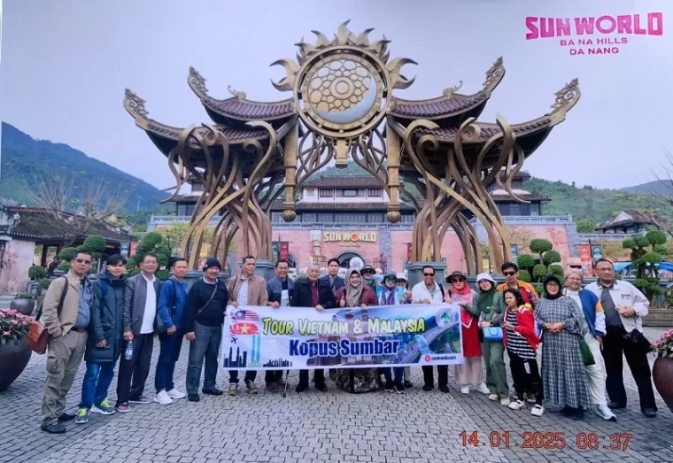 Rombongan Koperasi Pembangunan Usaha (Kopus) Sumbar foto bersama di kompleks Sun World Ba Na Hills, Da Nang, Vietnam, Selasa (14/1). (ist)