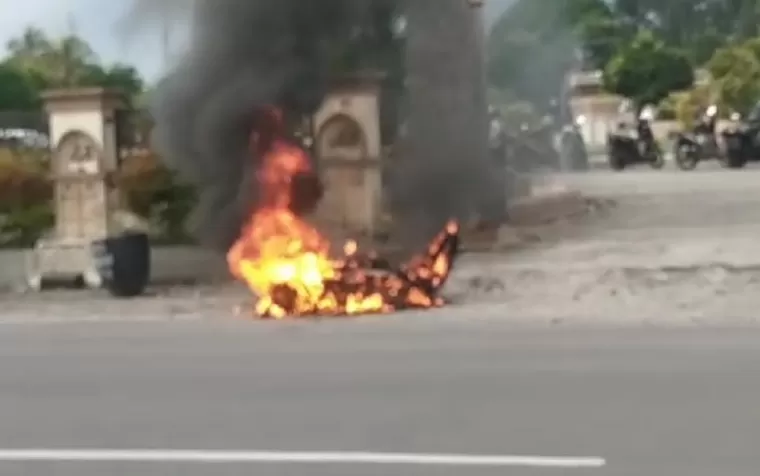 Di Pasaman Barat; Pengendara Bakar Kendaraan di Depan Polisi