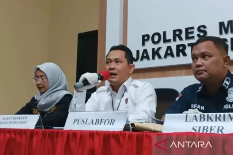 Eks Kasat Reskrim Polres Metro Jakarta Selatan AKBP Bintoro, kedua dari kanan, saat memberi keterangan kepada media di Jakarta, Senin (28/4/2024). ANTARA/Khaerul Izan.