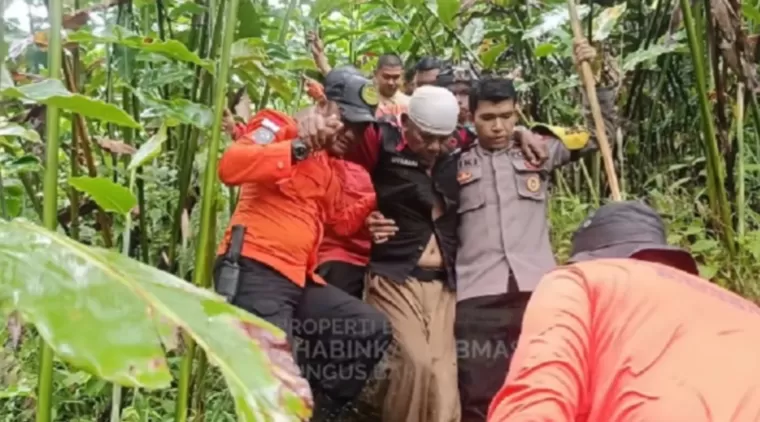 Cari Durian, Tiga Warga Parak Laweh Diselamatkan dari Banjir Meluap