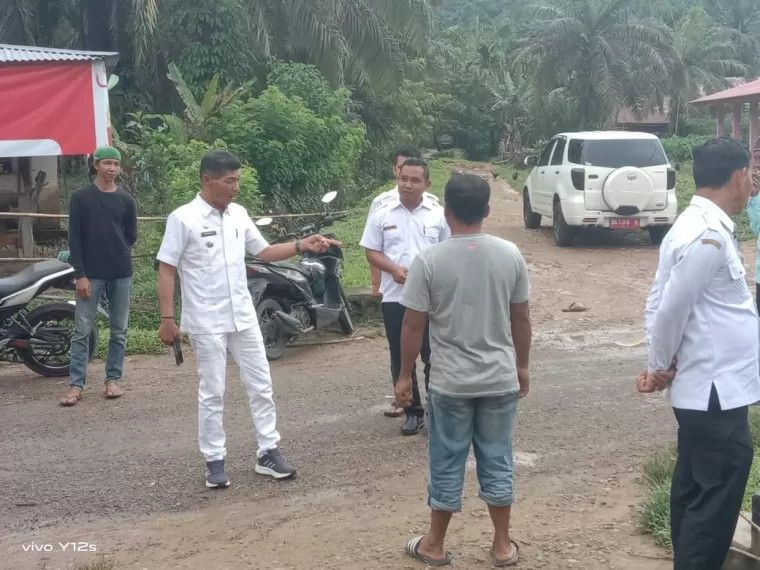 Camat Sutera, Dailipal meninjau lokasi banjir di Kampung Tanjung Gadang dan Bukik Kaciak,  Nagari Ampiang Parak Timur kemarin. (ist)