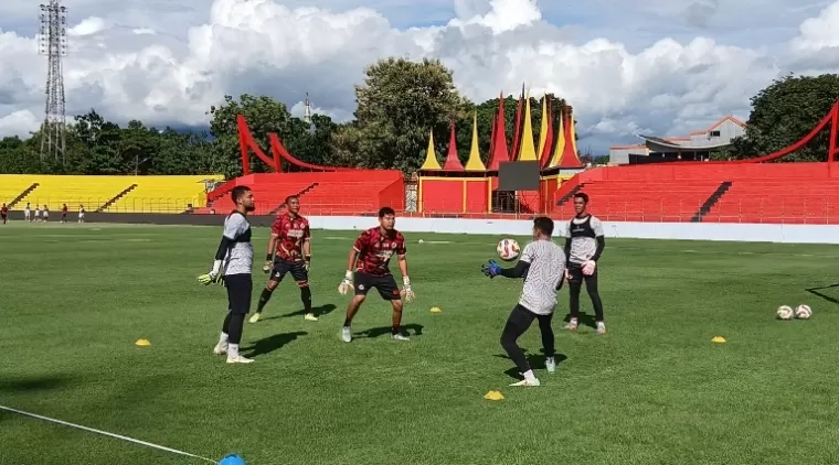 Dua kiper Semen Padang FC, Teguh Amiruddin (kanan) dan Mochammad Dicky Indrayana (kiri) berlatih di Stadion H. Agus Salim Padang, Rabu (8/1) sore. Satu kiper asing dikabarkan bakal bergabung Kamis (9/1) ini. (dede amri)