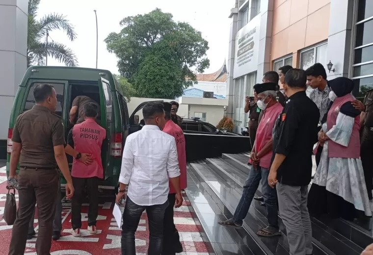 Para tersangka kasus dugaan korupsi ganti rugi lahan tol Padang - Pekanbaru  yang dialihkan dari tahanan kota menjadi tahanan rutan saat dibawa menuju mobil tahanan, Senin (14/1) di halaman Kantor Kejati Sumbar.