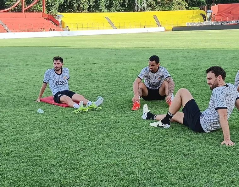 Dari kiri pemain asing baru Semen Padang FC, Carlos Filipe Da Fonseca Chaby, Bruno Gomes De Oliveira Conceicao dan Marco Joao Costa Baixinho bersantai usai jalani sesi latihan perdana, Sabtu (4/1) sore di Stadion H. Agus Salim, Padang. (dede amri)