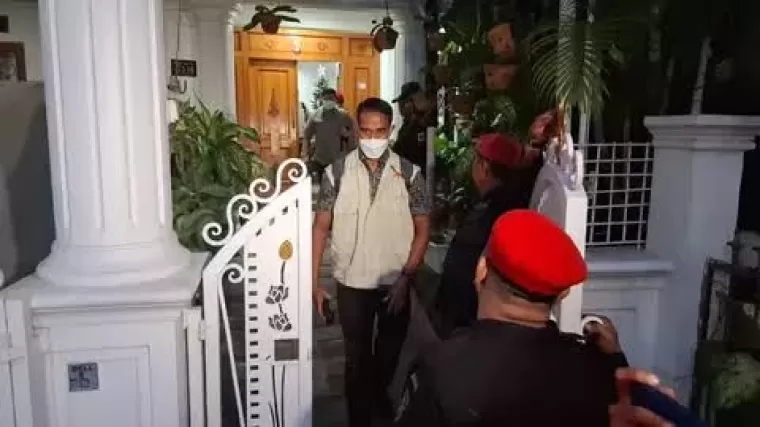 Tim Penyidik KPK menggeledah rumah kediaman Sekjen PDI Perjuangan Hasto Kristiyanto di Bekasi Jawa Barat. (Foto: Investor Dayli)