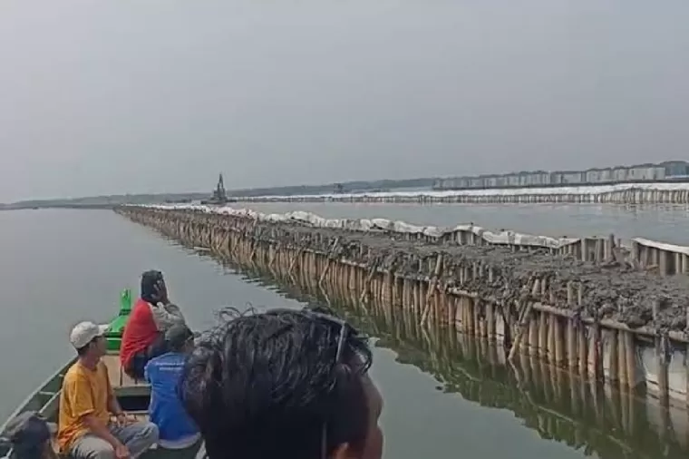 Pagar laut yang berada di pesisir Kabupaten Tangerang, Banten. (Foto: Kompas.com)