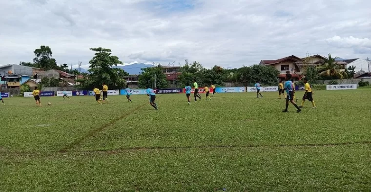 Pertandingan U-14 LTS, Rabu (29/1) di Lapangan Sepakbola SMAN 2 Padang antara  Dewa 24 vs PSG (Grup B) yang berakhir 5-0. (dede amri)