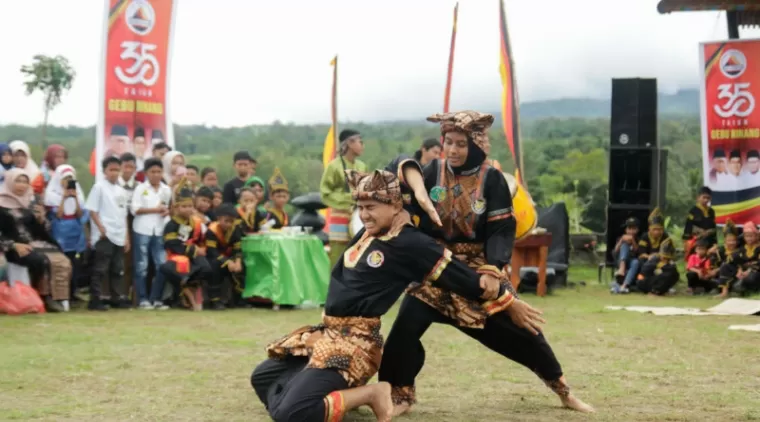 Kapalo Koto Gelar Prosesi Maanta Syarat Ka Guru Baraja Silek: Lestarikan Tradisi Minangkabau