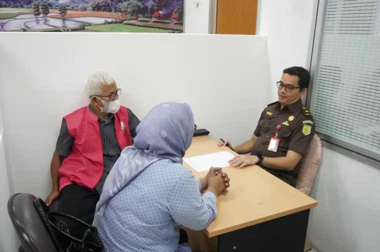 Tersangka kasus dugaan korupsi jalan tol Padang - Sicincin saat diperiksa JPU dalam proses tahap dua kasus tersebut, Kamis (16/1) di Kantor Kejati Sumbar.