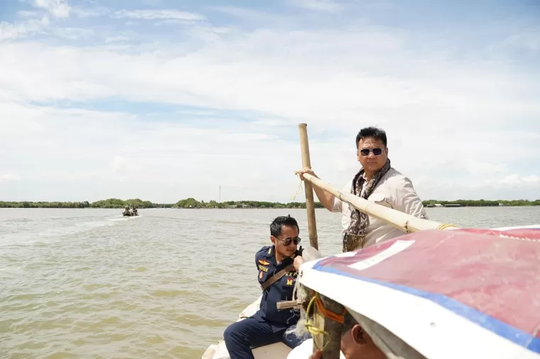 Pagar laut yang membentang di perairan Tangerang, Banten. (Foto: JPNN.com)