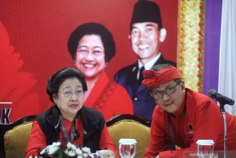 Megawati bersama Hasto. (Foto: GenPi.co)