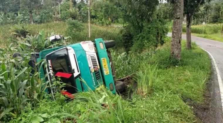 Laka Tunggal di Lubuk Sikaping: Muatan Berat, Truk Terguling di Pendakian