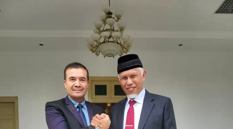 Laksdya TNI Purn Dr. Angkasa Dipua bersama Gubernur Sumbar. H. Mahyeldi.  (ist)