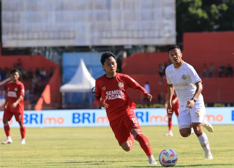 Firman Juliansyah (15) memainkan laga perdana Putaran II Liga 1 musim 2024/2025 dijamu Borneo FC di Stadion Batakan, Balikpapan. (mo spfc)