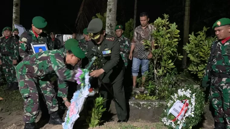 Dandim 0308/Pariaman Letkol Czi Nur Rahmat Khaeroni bertindak selaku inspektur upacara pemakaman Pratu Aan Saputra. Terlihat Dandim meletakkan karangan bunga di pusara, Korong Tampuniak, Sungai Limau. (ist)