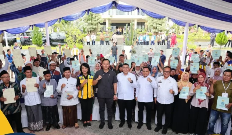 Menko AHY dan Wamen Ossy menyerahkan sertifikat tanah untuk Warga Lebak demi tegaskan kepastian hukum tanah warga negara. (ist)