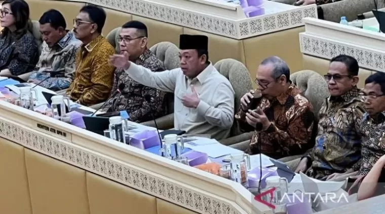 Menteri ATR Sanksi Berat 8 Pegawai Kantah Imbas Pagar Laut Tangerang