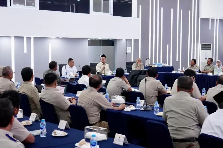 Menteri Nusron saat memimpin Rapat Pimpinan di Aula Prona, Kantor Kementerian ATR/BPN di Jakarta, Senin (13/01/2025). (ist)