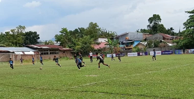 Salah satu pertandingan LTS Sumbar 2025 U-12 di Lapangan Sepakbola SMA N 2 Padang. (dede amri)