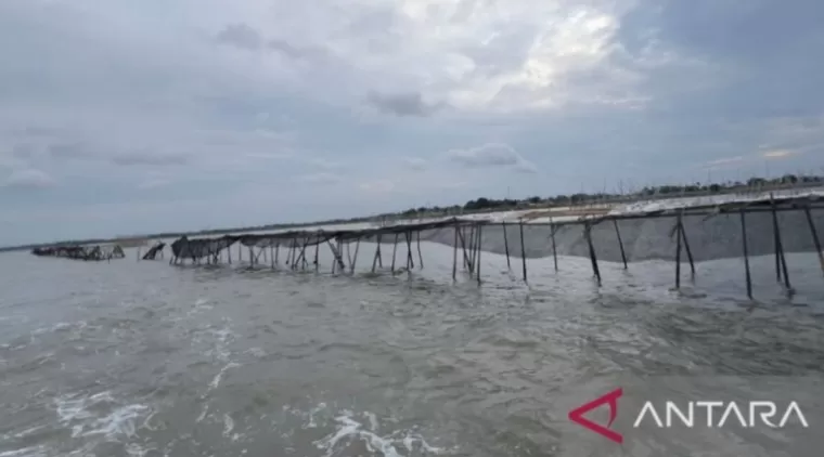 Nelayan Sulit Cari Ikan Akibat Pagar Laut 30 Km di Tangerang