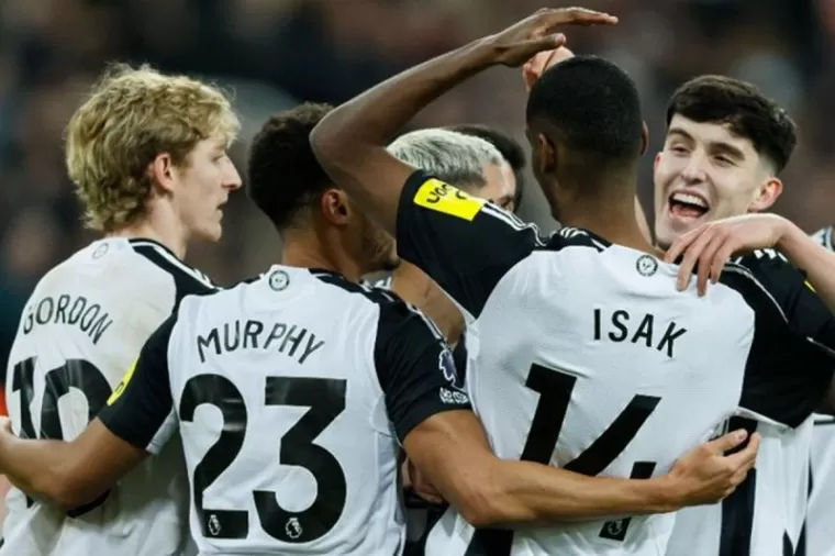 Newcastle Kalahkan Wolves, Arsenal Taklukkan Spurs