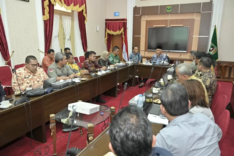 Gubernur Mahyeldi saat menerima audiensi pihak PLN terkait progres PLTS Terapung tersebut di Ruang Rapat Istana Gubernuran, Kamis (2/1).ist