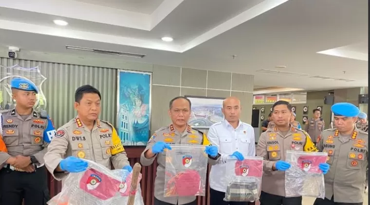 Kapolda Sumbar Irjen Pol Gatot Tri Suryanta memamerkan barang bukti yang akan diserahkan ke Kejaksaan Negeri Padang Pariaman, di Mapolda Sumbar, Kamis (16/1). Deri oktazulmi