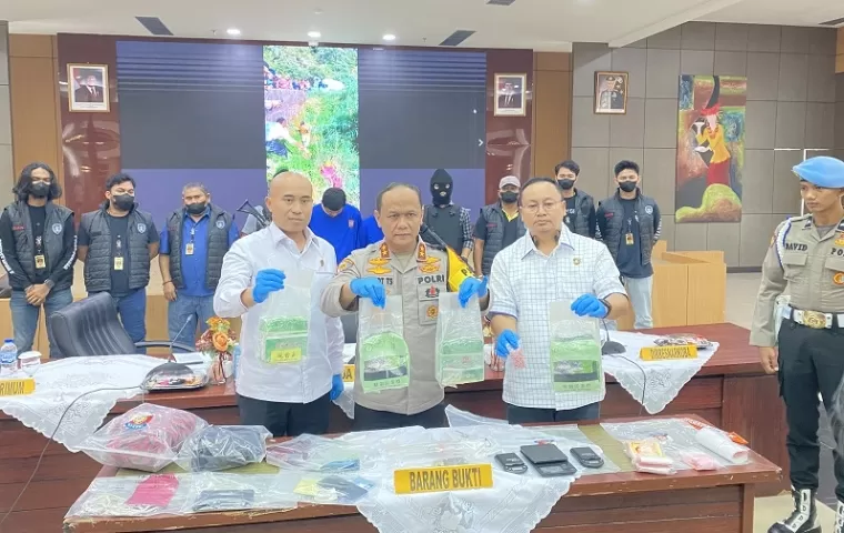 Kapolda Sumbar Irjen Pol Gatot Tri Suryanta didampingi Direktur Reserse Kriminal Umum, Kombes Pol Andry Kurniawan dan Direktur Reserse Narkoba, Kombes Pol Nicko A Setiawan memamerkan barang bukti saat pers release di Mapolda, Selasa (21/1). (deri oktazulm