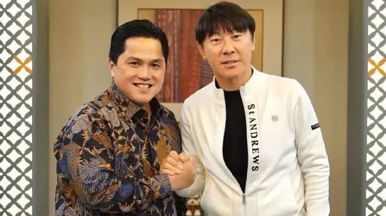 Ketua Umum PSSI Erick Thohir dan Shin Tae-yong. (Foto: Bola.com)