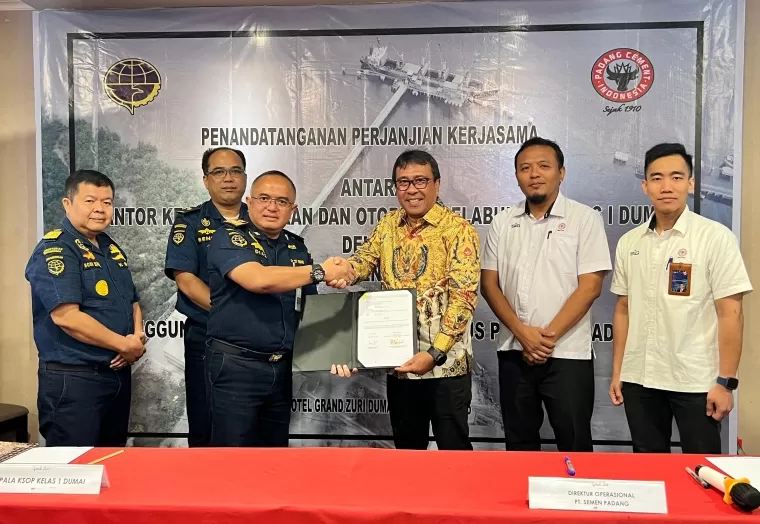 PT Semen Padang bersama KSOP Kelas I Dumai sepakati kerja sama penggunaan perairan Terminal Khusus PT Semen Padang seluas 81.947 meter persegi berlokasi di Kelurahan Bangsal Aceh, Kecamatan Sungai Sembilan, Kota Dumai. Ist