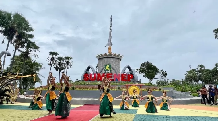 Resmikan Monumen Keris, Menteri Kebudayaan Tegaskan Sumenep Layak Jadi Ibukota Keris Dunia