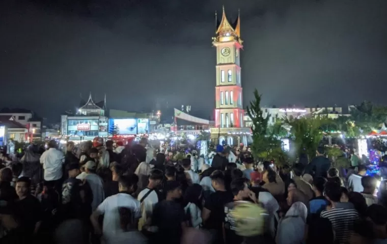 Ribuaan Orang Padati Jam Gadang di Malam Pergantian Tahun