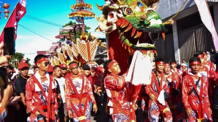 Ribuan Warga Padati Kota Tua Saksikan Karnaval Sepasan HBT