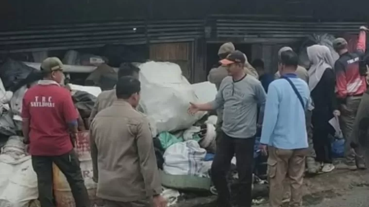 Satpol PP Padang Tertibkan Pengepul Barang Bekas di Bahu Jalan Kuranji