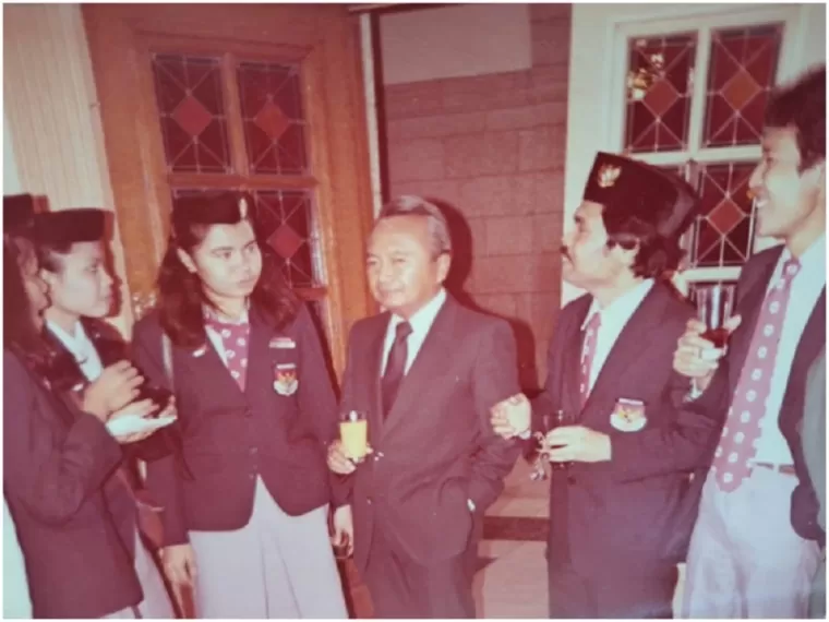 Dubes Prof Dr Hasjim Djalal Ottawa November 1984 (tengah) bersama Koordinator Indonesia CWY-PPIK dan Tim mengadakan resepsi dan Indonesian Culture Show. Shofwan Karim (tengah kanan), Inarno (paling kanan) dan Andini, Grace dan Herda (kiri). (Foto: Dok/SK