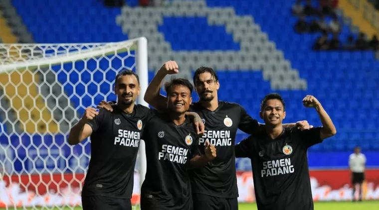 Winger Semen Padang FC Ikram Mila (kanan) bersama kawan-kawannya bertekad akan mengganti sejarah saat menjamu Bali United, Senin (20/1) sore ini di Stadion H. Agus Salim, Padang. (mo spfc)