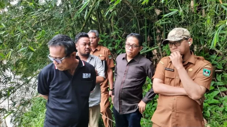 Wakil Ketua Dewan Perwakilan Rakyat (DPRD) Sumatera Barat (Sumbar), Evi Yandri Rj Budiman kunjungi lima titik lokasi sungai yang membahayakan pemukiman penduduk di Kota Padang, Selasa (21/1). Ist