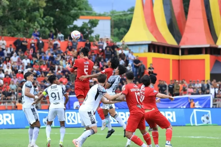 Kim Ming-yu (5) berkemungkinan besar bakal menggantikan peran Marco Baixinho di lini belakang kala dijamu PSS Sleman, Minggu (26/1) besok lanjutan Liga 1. Kim saat mencoba heading bola saat laga jamu Bali United lalu di Stadion H. Agus Salim. (mo spfc)